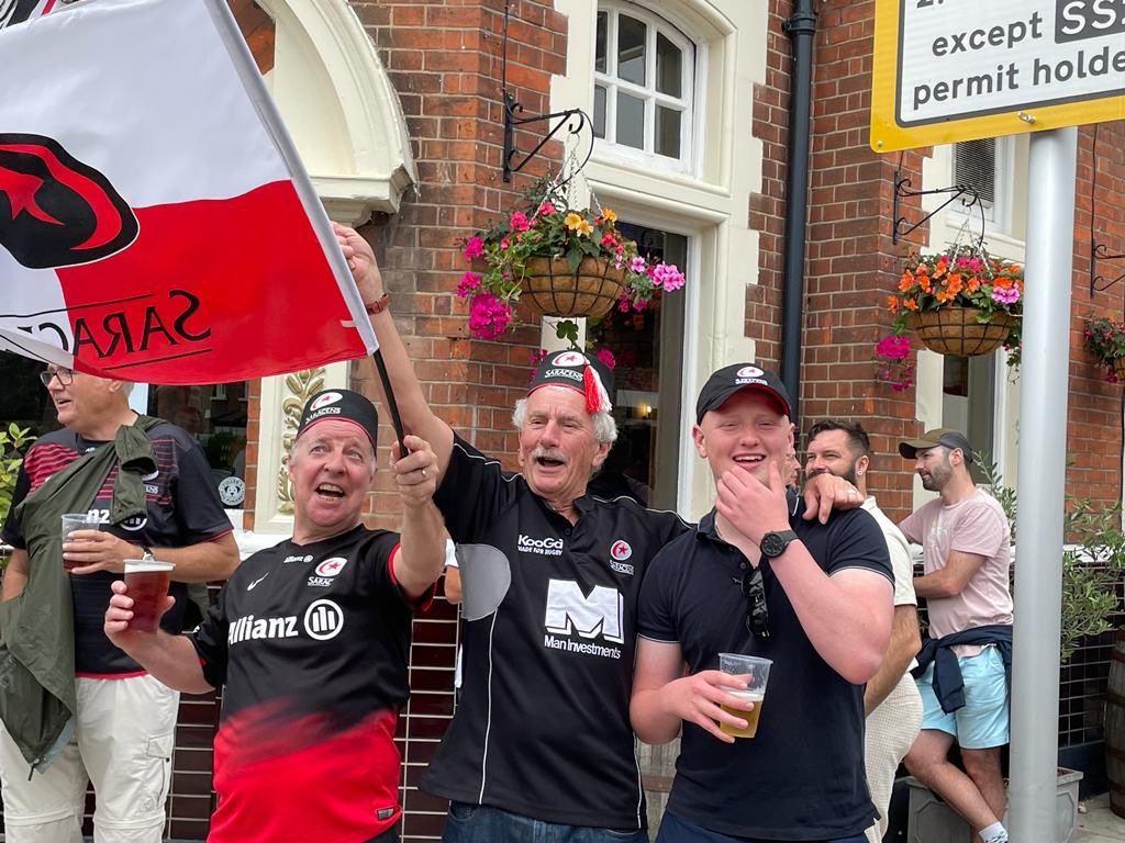 fullbackwill's tweet image. When you’re a #Sarrie’s supporter! Excellent time yesterday despite the final minute shocker at @Twickenhamstad - my team did me proud @Saracens (that’s only a shandy in my hand!) 🤫 Looking forward to next season! #StrongerTogether #Rugby #PremiershipFinal #LeicesterTigers
