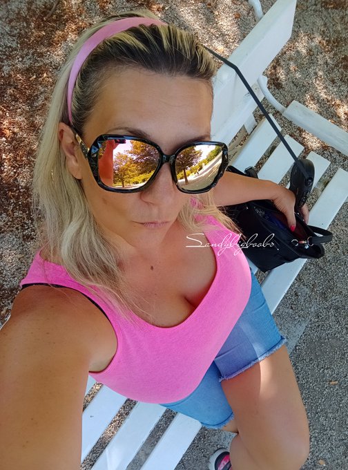 🌺💙🌺💙🌺💙🌺💙🌺
#goodmorning from the #parc. #sunglasses #outdoorfun
#weekendvibes #Pink  #attractive #summerfashion