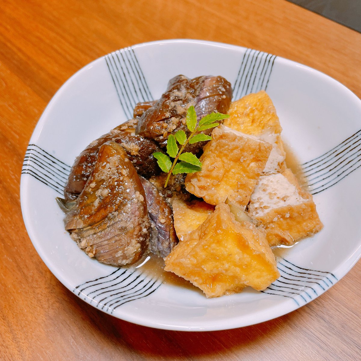 Ririmacooking's tweet photo. 焼きなすのごま煮♪
すりごまの風味が香り高く、
ナスはとろとろ、めんつゆやみりんの甘辛い味付けがとってもくせになるおかず🍆
https://t.co/4HVfCYkivm https://t.co/2uaiwYeP9q