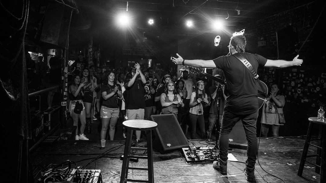 kjwallen's tweet photo. I had so much fun tonight in Nashville, what a way to kick things off! Thank you so much to all my friends,
I love y’all! 🖤🖤🙏🏻🙏🏻

📷: @jenn_curtis4  

#keithwallen #acoustictour #summertour2022 #theend #17yearslater #thisworldorthenext #dreamaway #grateful https://t.co/OplwhsdXN8