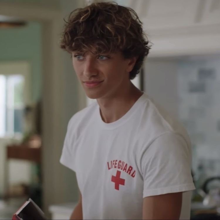 simplecontorta's tweet photo. Comunque mi chiedo perché mia madre non abbia mai avuto nessuna amica con due figli così e che ci invitava ogni estate da lei 
#TheSummerITurnedPretty https://t.co/NLvXcLAXWa