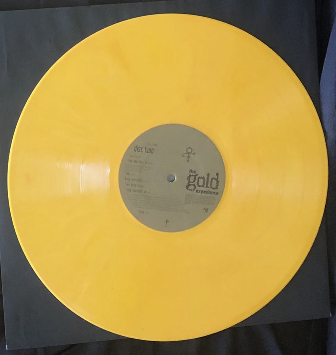 purplefunker's tweet photo. @prince &amp; @SonyLegacyRecs @SonyMusicNL 

EU (Left) versus US/AUS (Right)

🤷‍♂️WHY ?????!!!!! 🤷‍♂️

#Prince #TheGoldExperience
#RecordStoreDay #RSD2022 https://t.co/v2d73GObye