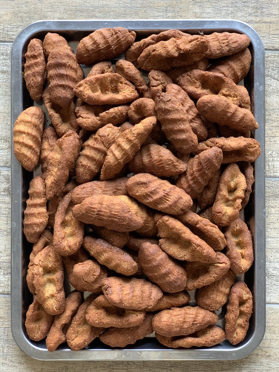 “Ghunzakhi”, a delicious snack prepared in Mardan, Khyber Pakhtunkhwa. 

They’re prepared from wheat, jaggery, milk, dry fruits, poppy seeds, cardamom and eggs. 

They make a perfect combination with tea.