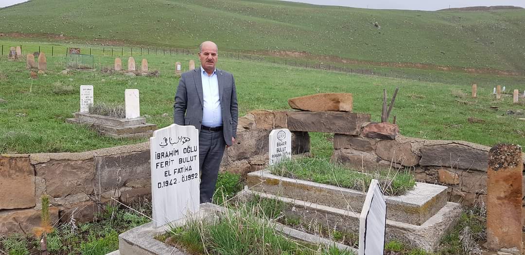 "BABA..."

Başta şehit babalarımız olmak üzere, baba olmayı hak eden,yüreğinde babalık duygusunu taşıyan tüm babalarımızın ve baba adaylarımızın #babalargünü kutlu olsun.