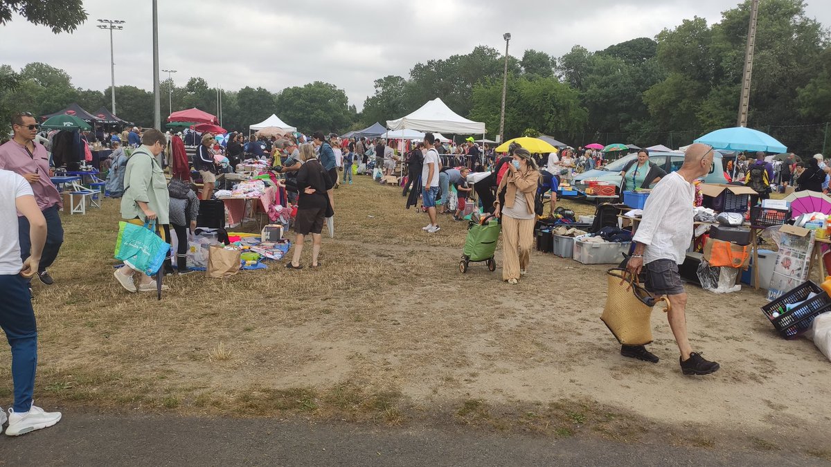 Frionjeff's tweet photo. Vide Grenier des amis du football club de Saint Sébastien sur Loire au stade René Massé. https://t.co/ni3krpEDOB