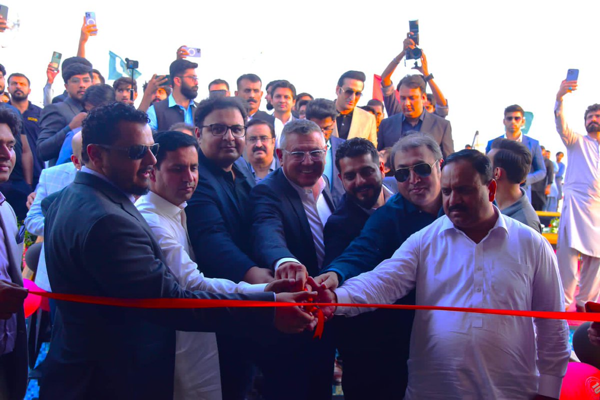 mass_mgm's tweet photo. Alhamdulilah -
Mr. Jim Ragas inaugurated the 50th franchise of Second Cup located under the astonishing “World’s Tallest Horse Mascots” at Blue World City on the 10th Anniversary of Second Cup In Pakistan. #secondcupcoffee #Pakistan #BWC https://t.co/YcEGtQBIr2