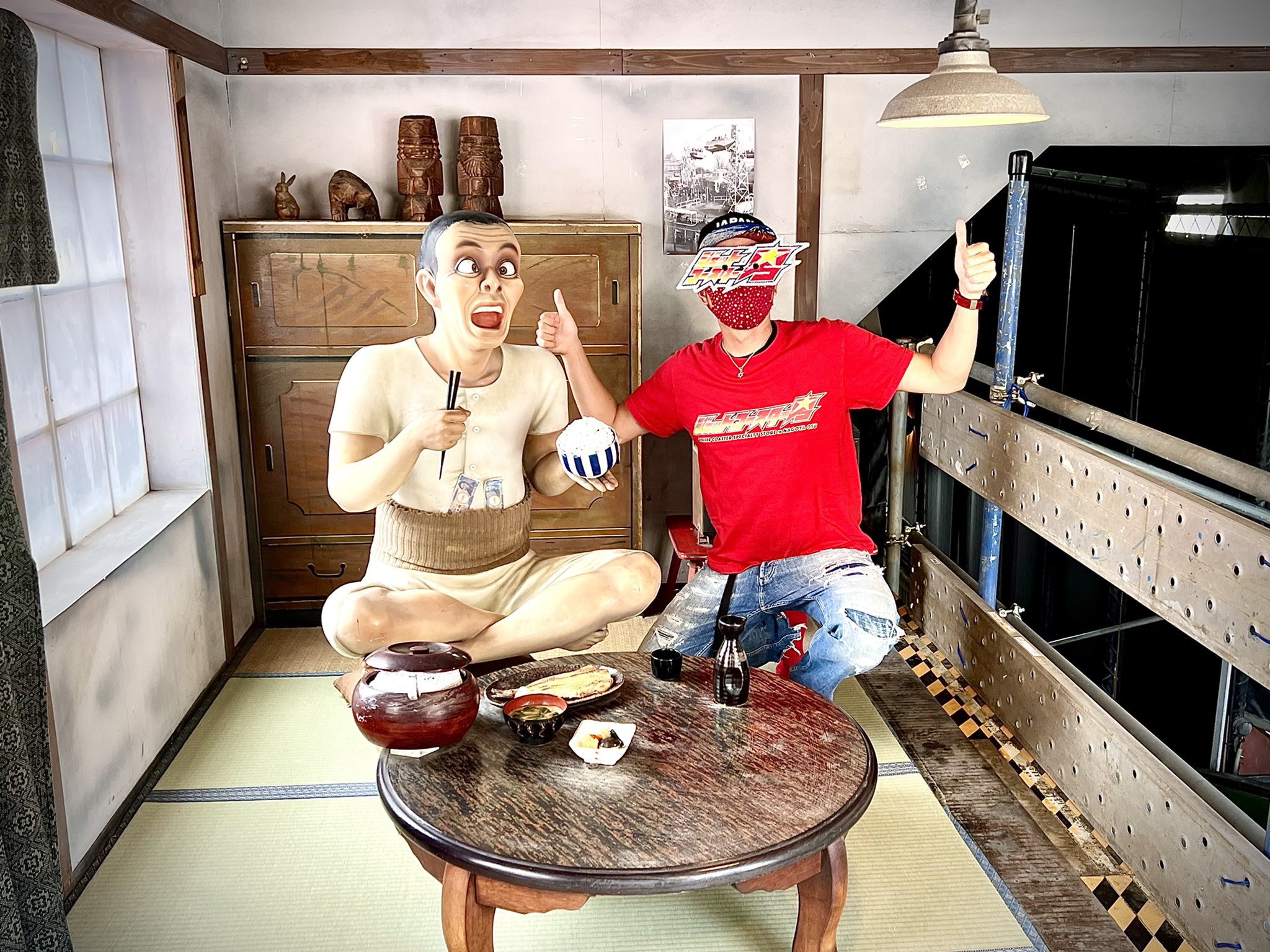 ジェットコースター男 公式 現存する日本最古の ローラーコースター 浅草花やしき のお茶の間にお邪魔してきました 名物おじさんと記念撮影できて感無量です 花やしき ジェットコースター男 T Co Pjqasjrazj Twitter