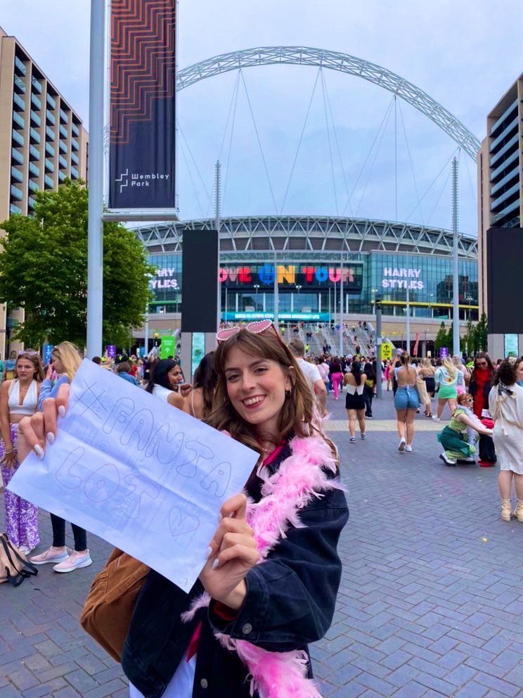 fantaLoT's tweet photo. London N1 è la prima data ad aggiudicarsi il Bonus Fedeltà, guadagnando ben +500 punti!
Ringraziamo di cuore @MartyHG21 per fatto arrivare il #FantaLoT a Wembley 🐇💚 https://t.co/cHr0d8nX6X