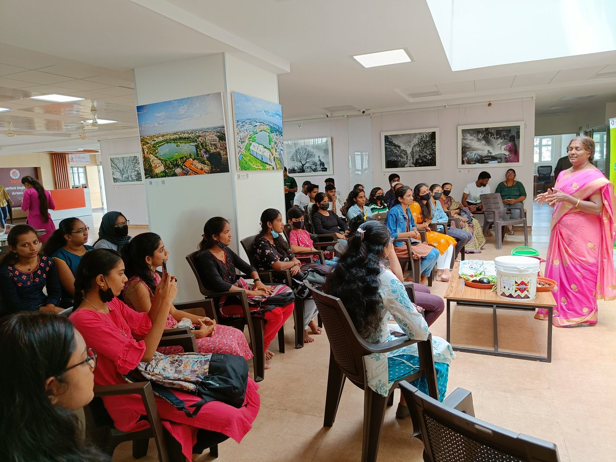 YuvakaSangha's tweet photo. A Day workshop on "Home Composting" by @TummalaShanthi representing team Saahas. Session went on with a hands-on experience to set up a home composting bin w/ minimal available materials.
#OnlyOneEarth #Environmentmonth #GreenInitiative #Homecomposting #Haritvam #YuvakaSangha https://t.co/7dJsW4BAzA