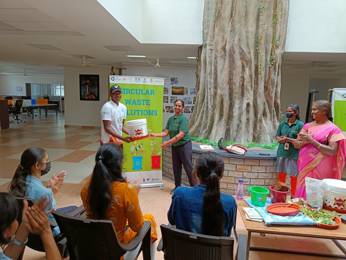 YuvakaSangha's tweet photo. A Day workshop on "Home Composting" by @TummalaShanthi representing team Saahas. Session went on with a hands-on experience to set up a home composting bin w/ minimal available materials.
#OnlyOneEarth #Environmentmonth #GreenInitiative #Homecomposting #Haritvam #YuvakaSangha https://t.co/7dJsW4BAzA