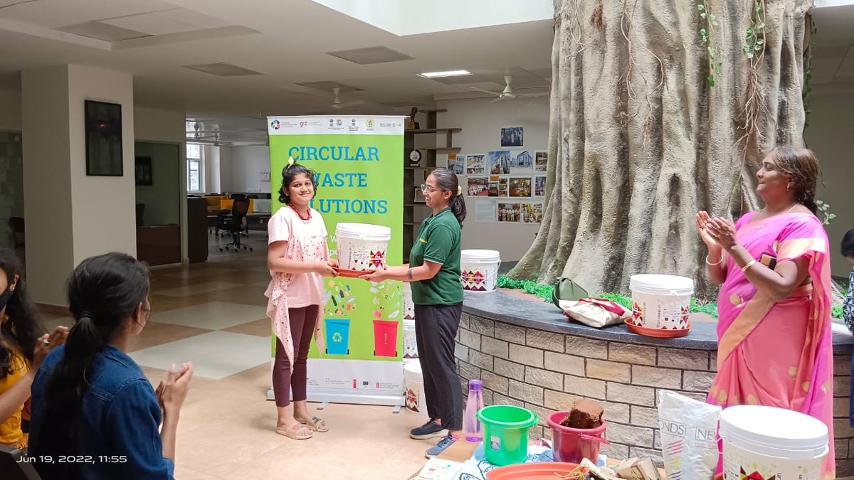 YuvakaSangha's tweet photo. A Day workshop on "Home Composting" by @TummalaShanthi representing team Saahas. Session went on with a hands-on experience to set up a home composting bin w/ minimal available materials.
#OnlyOneEarth #Environmentmonth #GreenInitiative #Homecomposting #Haritvam #YuvakaSangha https://t.co/7dJsW4BAzA