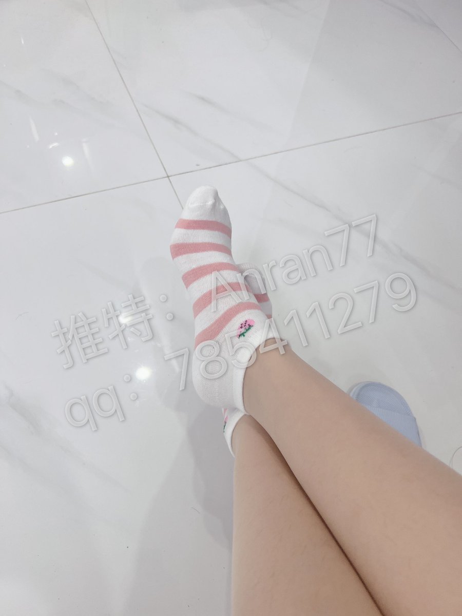 Anran77's tweet photo. 嗯？看着主人的白粉袜袜鸡吧就直接流水的废物是你吗？祖宗的袜子居然让你看一眼就秒硬？天天偷窥我照片打飞机又忍不住发情找骂，想让我脱下沾满脚汗的臭袜直接一只塞你鼻孔里，一只塞你那臭鸡吧你让你爽是吗，贱狗，想尝试就过来吧，同城还能感受有温度的原味（坐标广州）

#射 #原味棉袜 #舔狗 #女神 https://t.co/PbNORffgt5