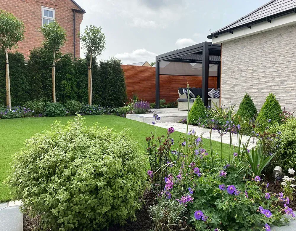 jongowergarden1's tweet photo. This contemporary design is now complete! The recent weather has really helped the planting settle in. #gardensolutions #gardendesign #landscapedesign #gardendesignessex #gardendesignsuffolk #luxurygarden #gardendesigner #summergardens #bespokegardens #dreamgardens #essex https://t.co/yVr9JT7dMQ