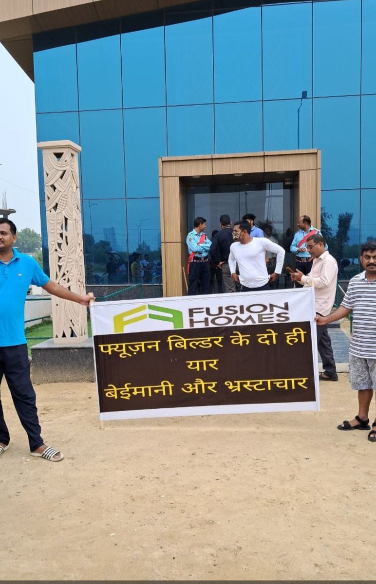 Arun91970Kumar's tweet photo. #Fusionhomes फ्यूजन बिल्डरकी मनमानी  से सोसाइटी के लोगो का आक्रोश दिनों दिन बढ़ता हुवा, इस संवेदनशील विषय पर बिल्डर और प्रशानिक अधिकारियों को इसका हल निकालना चाइए
@tejpalnagarMLA @dmgbnagar
 @iassurendra  @OfficialGNIDA @MyFusionHomes https://t.co/QArkoULNGX