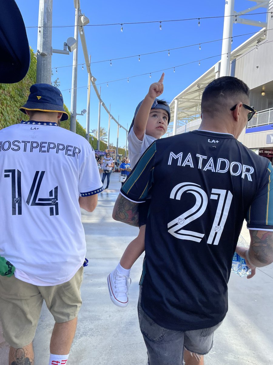 GhostPepper_UFC's tweet photo. Just my #familia and I. @MurderMarx  @LAGalaxy  #LAGalaxy  #ufc #mma https://t.co/pwTisrpKZs