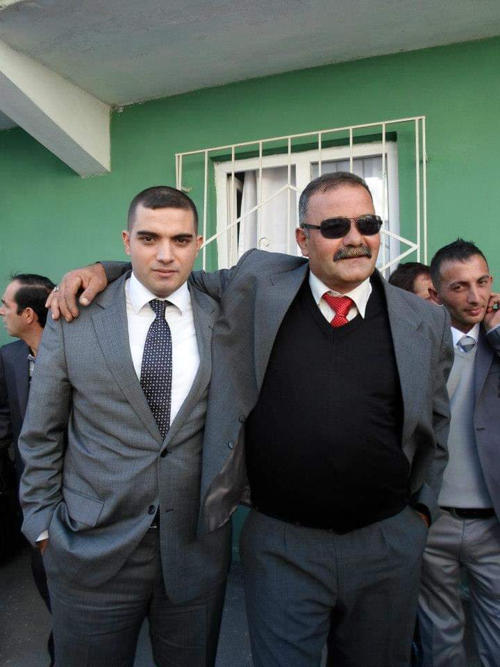 Denir ki yürekleri karlı bir dağdır,
Bütün evlatlar bilir, babalar yılmaz.
Gönülleri gül kokulu bir bağdır,
Babalık kaleme, kelama sığmaz. 

#Babam ile geçmişten bir hatıra.