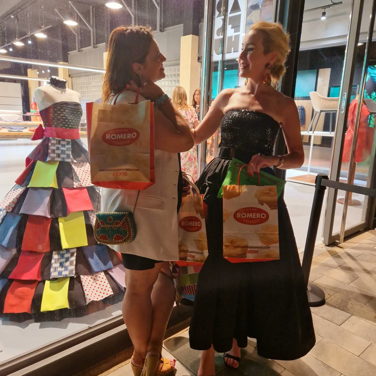 PastasRomero's tweet photo. Colaborando en la #AragonFashionWeek. Los asistentes se han llevado un regalito de #PastasRomero @torreoutletzgz #PastaSabore #Moda https://t.co/H3mUsyV2um