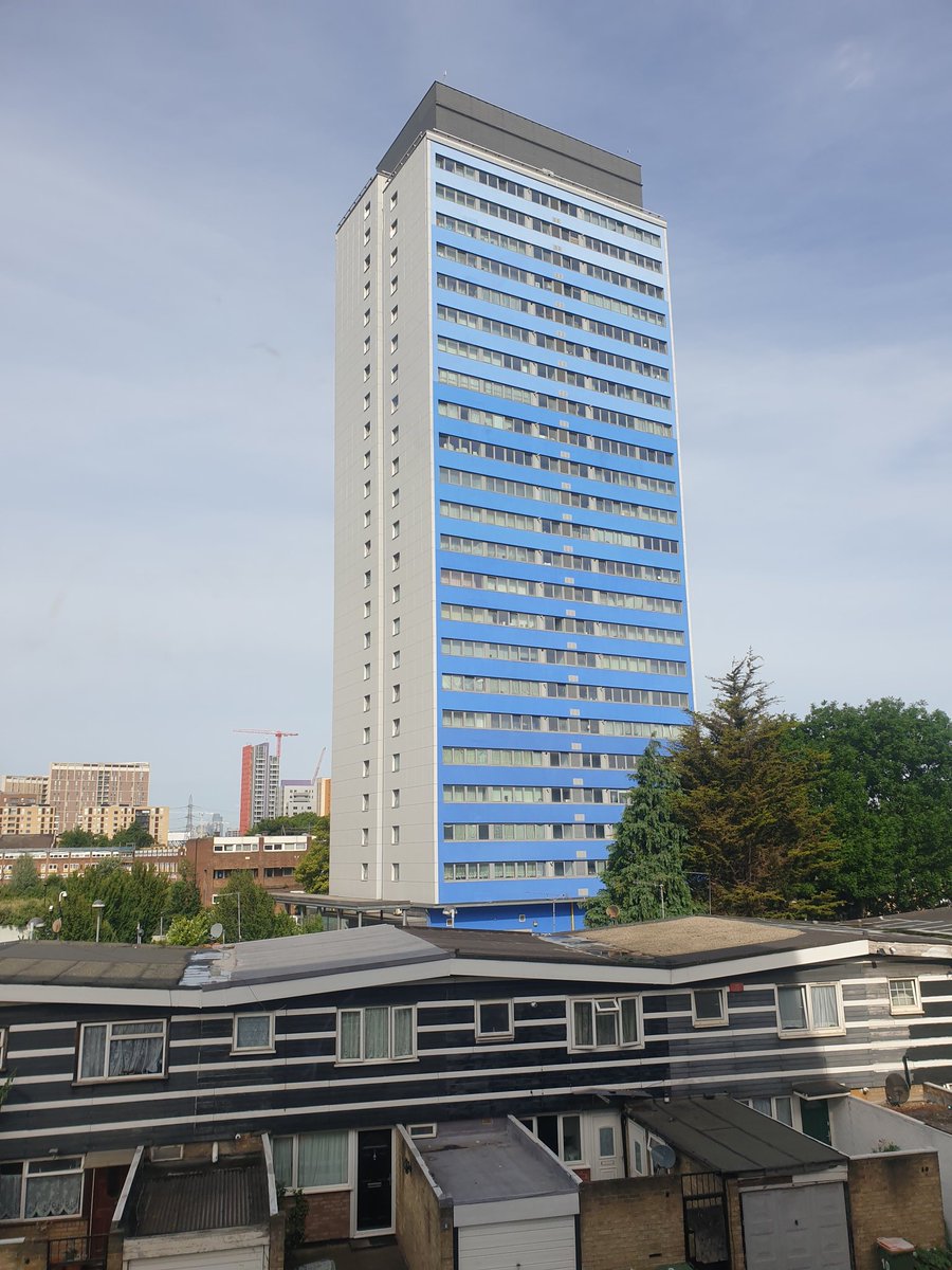 Industriële menshouderij... moet je maar willen, nu 2 uurtjes in Londen => mottig en koppijn, wat een stank
Je voelt de gassen u ogen aantasten, geef mij maar de stank en lucht van de boerenbuiten