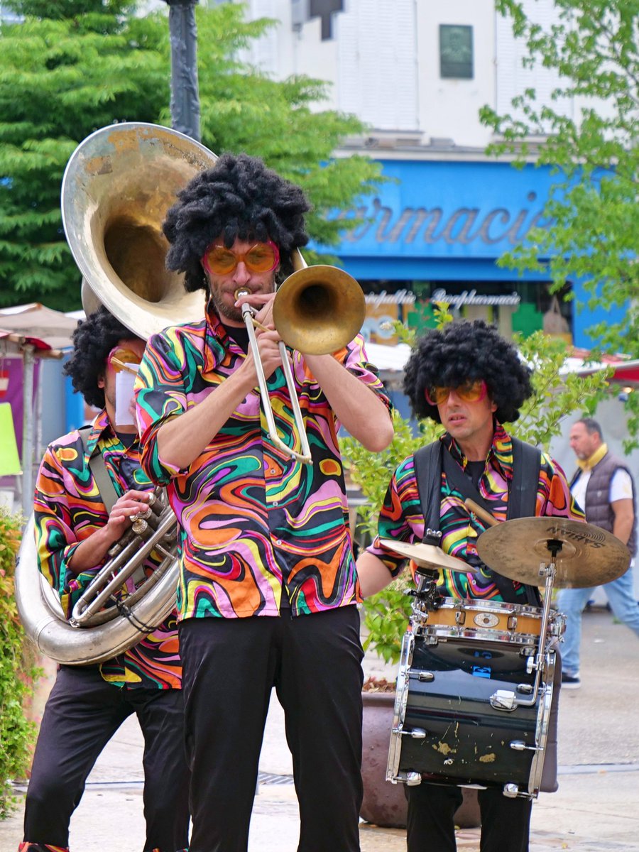 Montmorency_95's tweet photo. #WeekEndSurprises 🎉 | Ambiance musicale assurée ce matin sur le marché place Levanneur avec la Fanfare disco 🎶
Et bonne #FêteDesPères ! https://t.co/cUSm2O4rYR