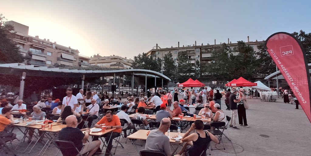 javigarciaro's tweet photo. Gracias a todos los que ayer desafiasteis el calor y vinisteis a la Fiesta Socialista de #Terrassa a respaldar a @EvaCandelaLopez cómo la primera alcaldesa de la ciudad.

Gracias también a @salvadorilla y @anammartinez por vuestro apoyo!

@PSCTerrassa https://t.co/4t1sJ8v46U