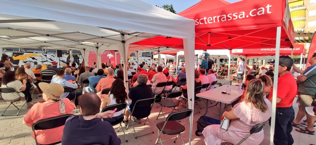 javigarciaro's tweet photo. Gracias a todos los que ayer desafiasteis el calor y vinisteis a la Fiesta Socialista de #Terrassa a respaldar a @EvaCandelaLopez cómo la primera alcaldesa de la ciudad.

Gracias también a @salvadorilla y @anammartinez por vuestro apoyo!

@PSCTerrassa https://t.co/4t1sJ8v46U