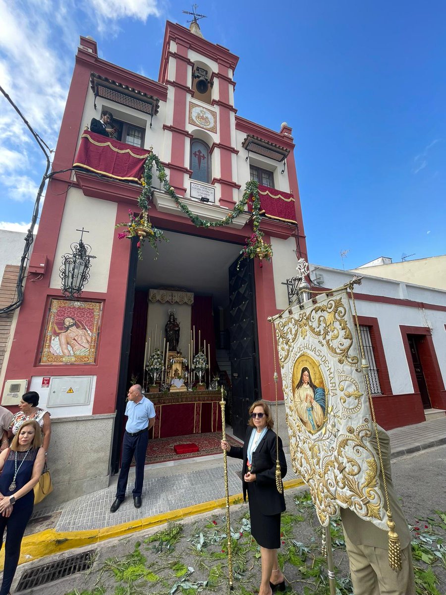 AsocHijasMaria's tweet photo. 🔵La Asociación de Hijas de María ha participado corporativamente en la procesión del Corpus Christi en la mañana de hoy domingo.

#Castilleja #HermandadCalleReal #CorpusChristi2022 https://t.co/zx83b7IH7Z