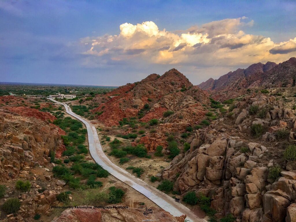 kabeer_bheel's tweet photo. سوچيندو آھيان اهي حڪمران قومي ۽ اجتمائي طرح ايڏا بي غيرت ڇو آھن پوءِ سنڌي قوم جي نفسيات کان مڪمل طرح واقف سنڌ جي ارڏي وڪيل پليجي صاحب جا لفظ ياد ايندا آھن جنھن چيو تہ سنڌ جو وڏيرو ڪرسي خاطر پنهنجي ماءُ جو چولو وڪڻندي بہ دير نہ ڪندو!
ڪبير ڀيل
 #SaveKaroonjhar https://t.co/ZL55nNkeBH