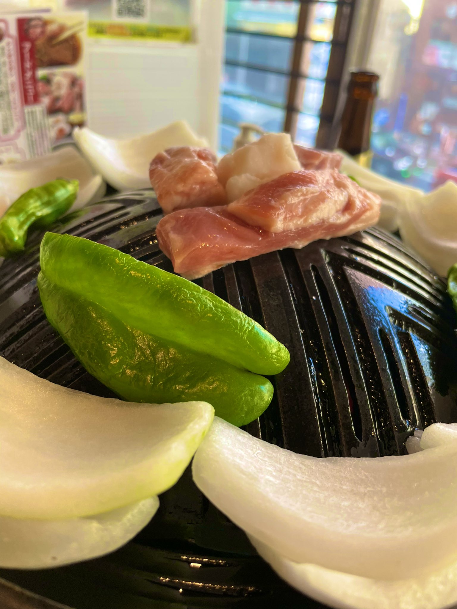 ヒガイケリーマン 気軽に超美味ジンギスカンを食べられるお店 ゆきだるま 輸入量1 のアイスランドシープ肉は全くクセがなく タレ かハーブ塩お好みで タレの焙じ茶割りスープで食べる〆のつけ麺も必食 〆麺の胃袋スペースを確保しなきゃと思いつつ羊肉