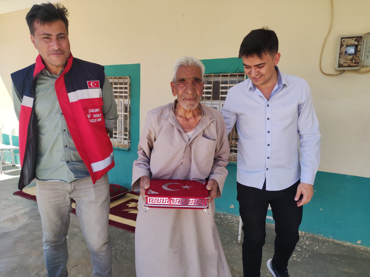 AkcakaleShm's tweet photo. Akçakale Sosyal Hizmet Merkezi olarak Babalar günü münasebetiyle Kore Gazisi Mehmet TAKAK amcamızı ziyaret edip hayır duasını aldık.
#babalargunu 
@tcailesosyal @deryayanikashb @ashb_sehitgazi @hasanbilici63 @akcakalegovtr https://t.co/GSbEQgCYwe