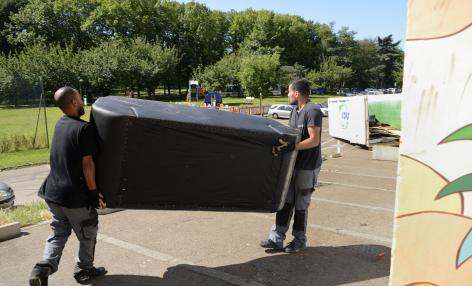 Pour permettre aux habitants de se débarrasser de leurs encombrants et donner une seconde vie aux objets défectueux 📺🪑, <a href="/LMHabitat/">LyonMétropoleHabitat</a>, <a href="/grandlyon/">Métropole de Lyon</a> et l'entreprise d'insertion AIDEN SERVICES ont mis en place une tribox au pied de la résidence "Les Verchères" à Genay.
 
#SemaineHlm