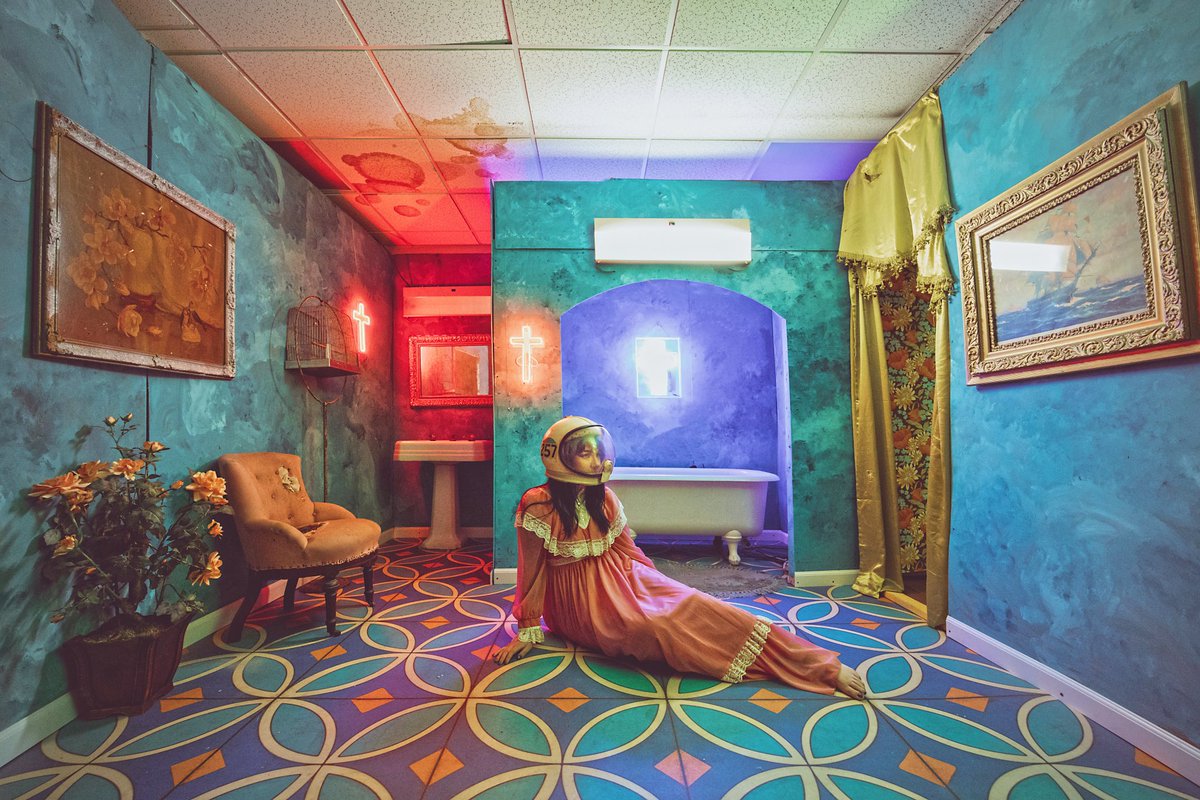 Took this photo last night of <a href="/MarianaMart_/">Mariana 👻</a> at my studio 🚀