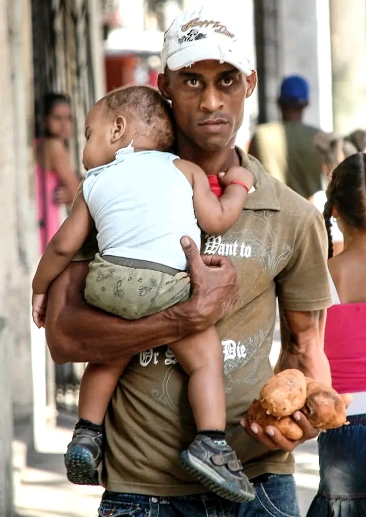 Un padre en Cuba, aunque creo que esta imagen es universal

📷 Kaloian Santos Cabrera