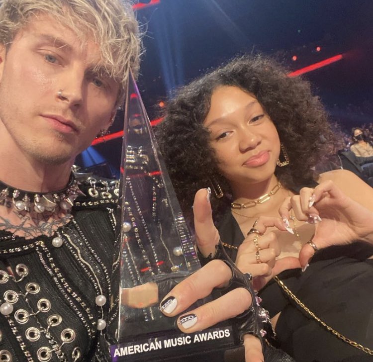 bearsverbatim's tweet photo. happy father’s day to my favs 🥲🖤 

y’all deserve so much love and time for healing , sending tons of love 💖

@iamblackbear @machinegunkelly https://t.co/Xi1qO5xmOk