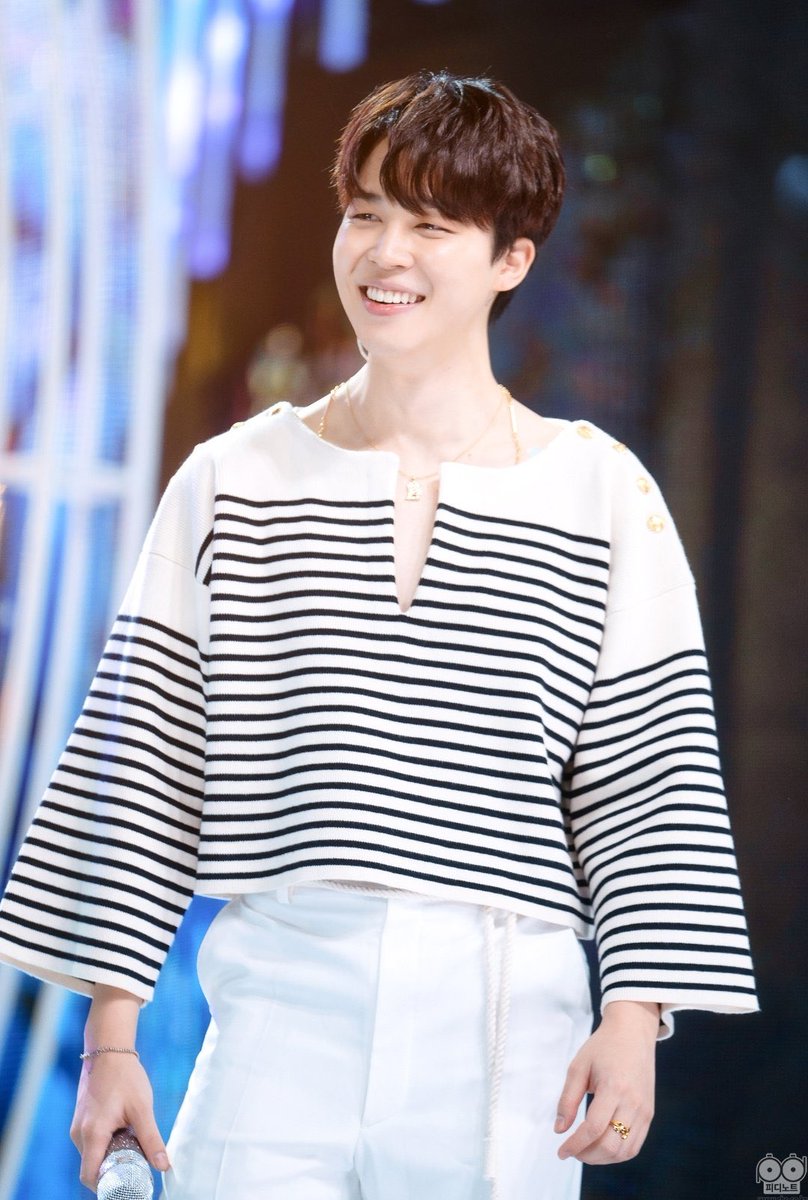 lachimolala_twt's tweet photo. ชอบเสื้อตัวนี้อะ เกือบจะเป็นเสื้อครอปอยู่แน้ว😭 https://t.co/fTJdDvPNmF