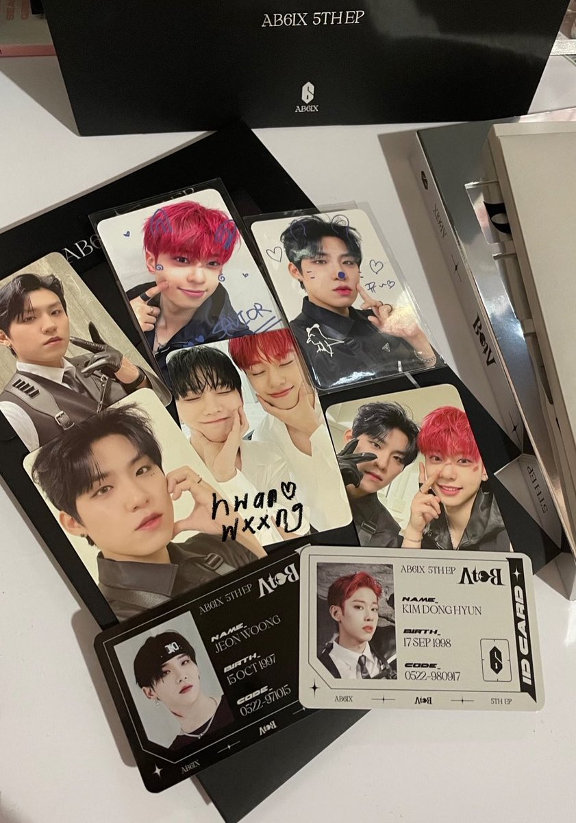 wwjins's tweet photo. Thank you so much @warehouse_KWP !!🖤🗝 Kaget banget unboxing kali ini dipenuhi chamdong <3 sayangnya gaada daehwi hiks:") 

dan benefit makestarnya GEMES BANGET 😭🥺🫶 https://t.co/W93sKpREsV