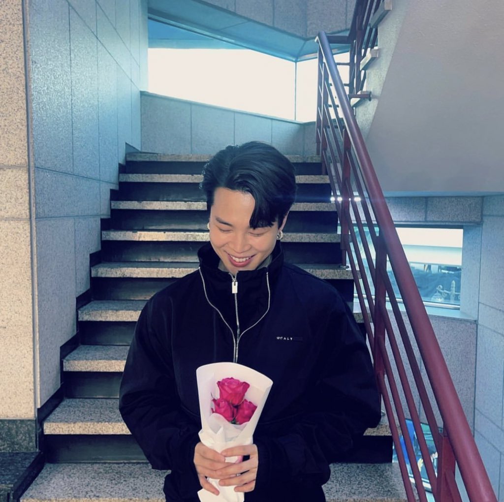 yeonmin_park's tweet photo. NOOO THIS IS MFFF  CUTEEE LOOK ATTT JIMINNNNNN😭😭😭😭😭😭 https://t.co/TVbhXZNoTM