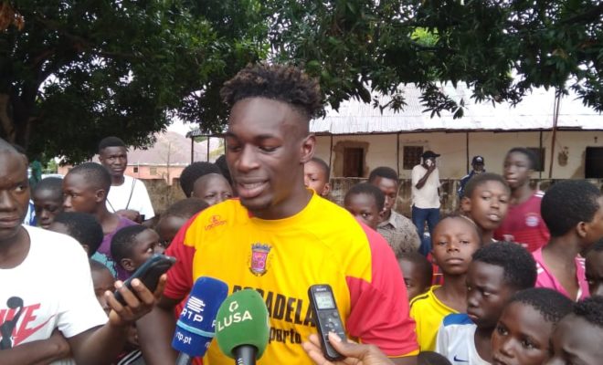 tinad_or's tweet photo. Celton Biai na visita a Academia homónima no bairro de São Paulo, nos arredores da capital Bissau

"Estas crianças são talentosas, é só questão de apostar nelas, um dia vão estar na montra de futebol mundial e posteriormente serão homens que podem servir a Guiné-Bissau”. https://t.co/iwzYV8L1je
