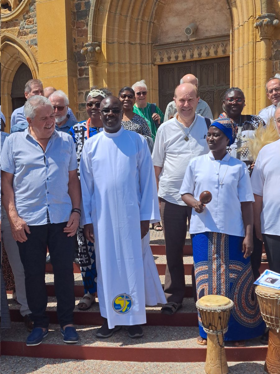 lyon_sma's tweet photo. #SMA # AgusteMoreau #Ghana #Combre 
Combre et la Société des Missions Africaines ont célébré les 140 ans de l'arrivée du missionnaire Auguste Moreau, enfant du pays, à Elmina au Ghana. Toute la  Province était en fête. https://t.co/48EvsjENm5