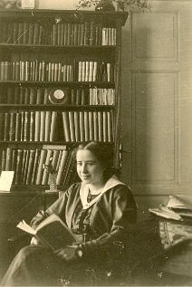 Samantharhill's tweet photo. Hannah Arendt reading in her father's library https://t.co/iKAhchJfGg