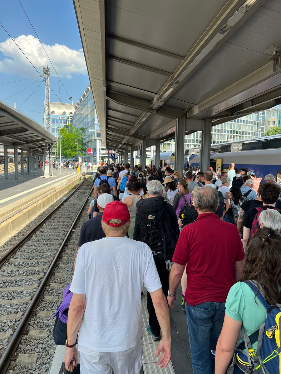 ValentinThoss's tweet photo. 🏁🏁🏁

Nach 67 Tagen, 26+ Orten in 9 Ländern, 8 Hauptstädten, 12 UNESCO-Welterbestätten, mehr als 9.000 Kilometern zu Fuß, auf Schiffen, in Bussen, Taxis und Zügen, aber auch auf Fahrrad-Rikschas und in Tuktuks 😉 bin ich eben am Münchner Hauptbahnhof angekommen 🥺📍 https://t.co/xFb9Mk64ae