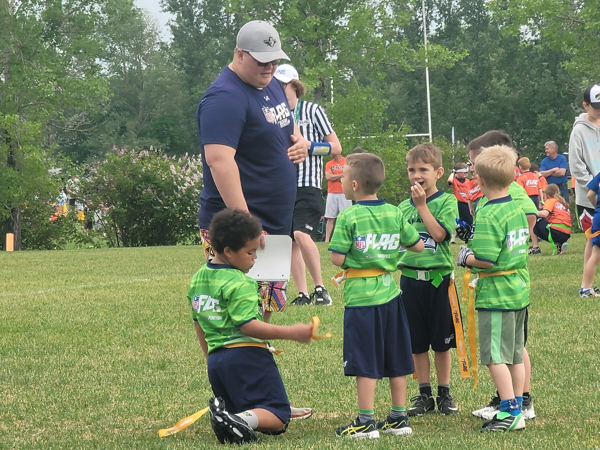 GregOnSports's tweet photo. Big thanks to the @reginathunder Noah Steinley and Tynan Guenther for pitching in to coach the @RYFFL 6/7 Seahawks today https://t.co/wXXTe1PKCE