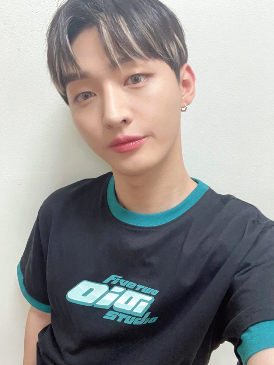jisung_note's tweet photo. * 220619 윤지성 떡밥 정리

⑴ 인사이드레코드 대면 팬사인회
⑵ 인사이드레코드 영통 팬사인회
⑶ 공트 [# 오늘의윤잘생] 사진 2
⑷ 룽스타그램 사진 4 https://t.co/scG1C1qlSj