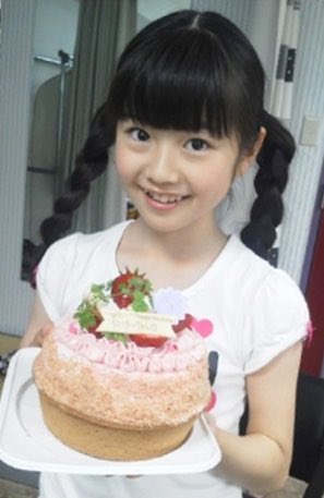 HakaisinSiva's tweet photo. 由結ちゃんお誕生日おめでとう🎉

元気にしてるかな？
今日は沢山の人から
お祝いされてるんだろうな😊

あなたの幸せがYMYの幸せ🍅

＃水野由結生誕祭
＃水野由結聖誕祭
＃YUIMETAL
＃ゆいちゃんまじゆいちゃん https://t.co/zvczh5yuNq