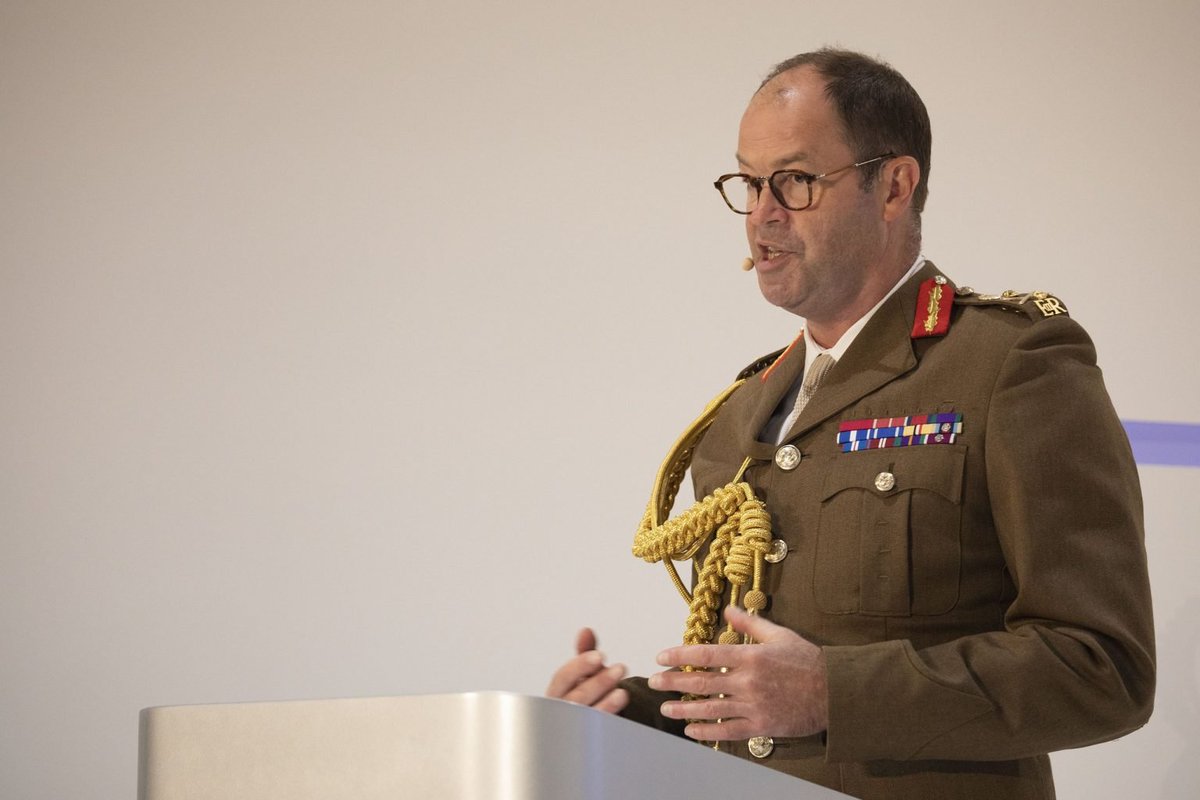 EuromaidanPress's tweet photo. "We are the generation that must prepare the army to fight in Europe once again," British army chief told his troops

"There is now a burning imperative to forge an army capable of fighting alongside our allies &amp; defeating🇷🇺in battle," General Sanders said https://t.co/w1Bo291nQY https://t.co/1qpoAArqCR