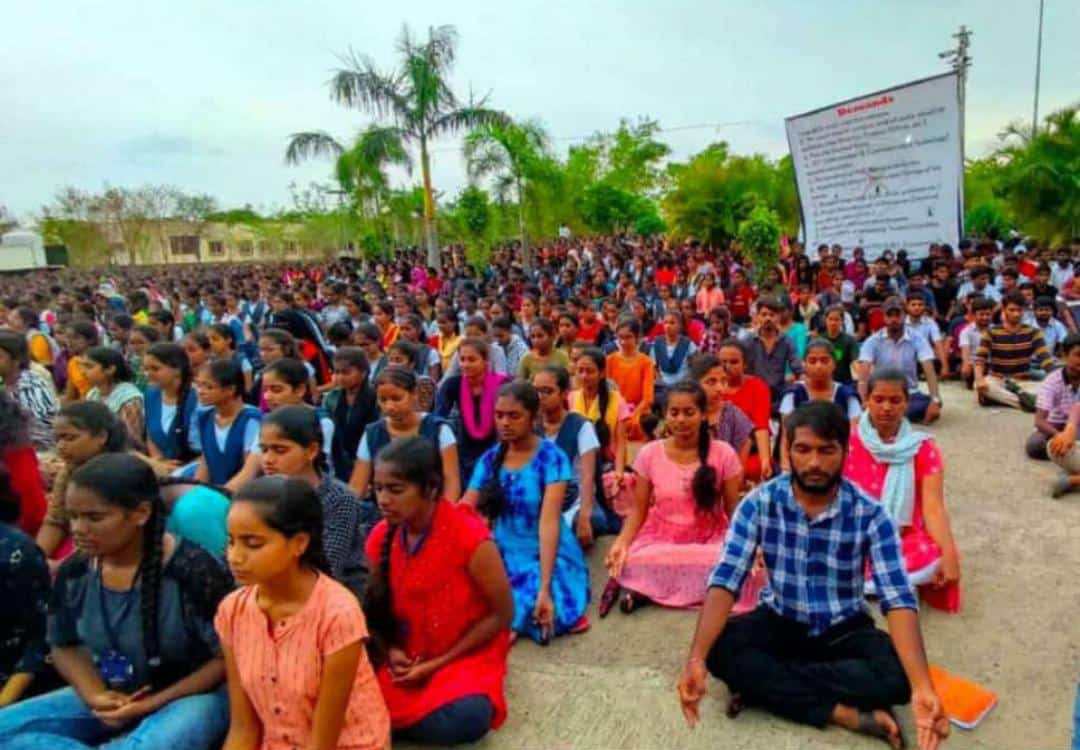 raghav_puli's tweet photo. The Peaceful Protest Continues..
RGUKTn's ✊🏻 @sgc_rguktb @Alumni_RGUKTB https://t.co/snbkzxxnpg