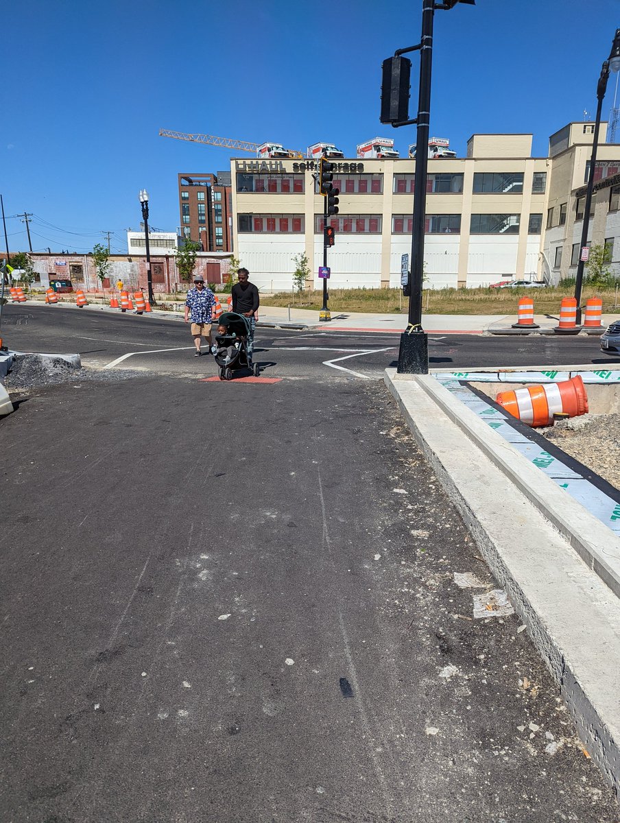 MsNotADonut's tweet photo. @ANC6D @JaredWeissANC @EdwardDaniels @charlesallen @DDOTDC please help extend pedestrian crosswalk time at Potomac and South Capitol. It's only giving ppl 15 seconds to cross, so unless you're sprinting, you'll barely make it to the median #dcvisionzero https://t.co/KWv9mFO6mL