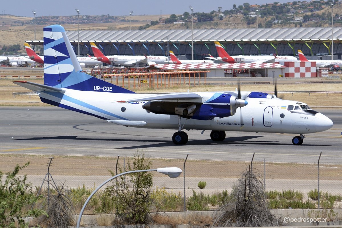 pedrospotter's tweet photo. Sesión express de #spotteo en #Barajas con el "fresquito" de hoy #Domingo.
Con esta 📷 añado un nuevo modelo a mi coleccion de fotografías.
#Antonov #An26B (UR-CQE) #VulkanAir #freigther #carguero
#avgeek #avgeeks #aviation #planespotting #spotter #aviationphotography #Ukraine https://t.co/9fdbHuuPpN