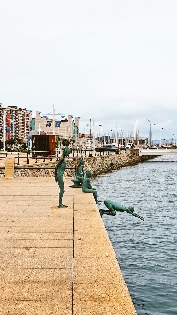 Apez140's tweet photo. ¡ MuyFeliz Domingo nuestra Muy Querida @laquiti !
Con el monumento a #LosRaqueros, símbolo de #LaBahíaDeSantander y la escultura a José Hierro Inma y yo Te Deseamos, Alegría y toda clase de cosas Hermosas junto a tus Seres Queridos.
Abrazos y Besos Mil...🧚‍♂️😎 https://t.co/YDqs34iyKX