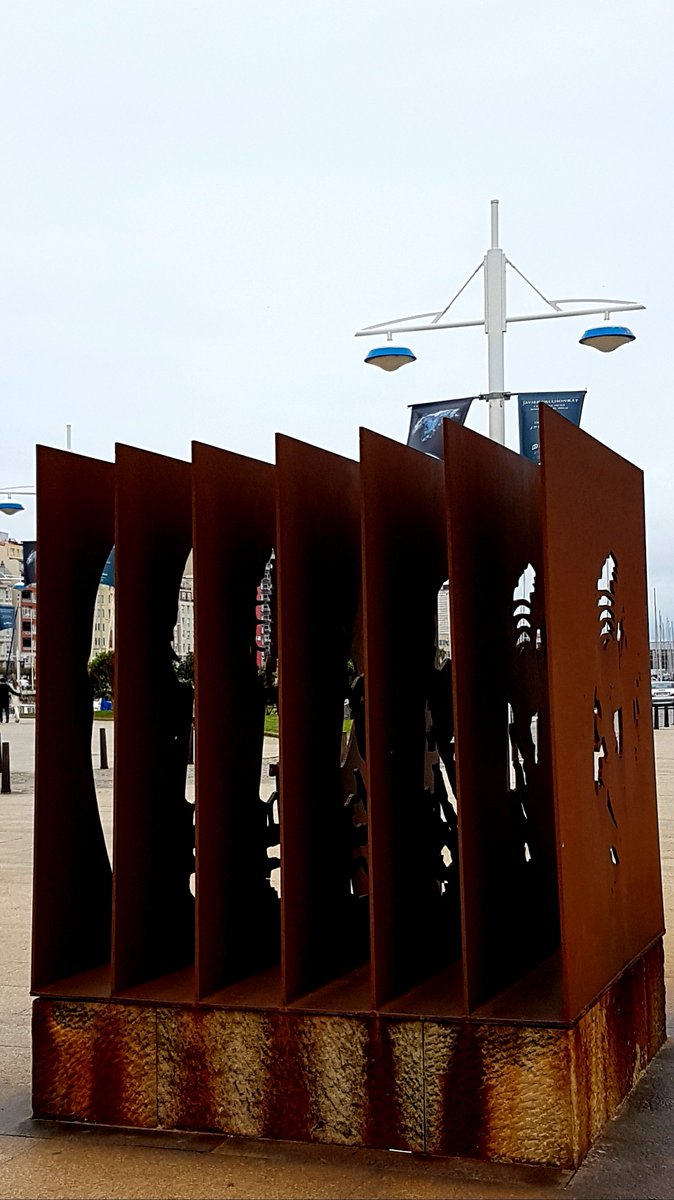 Apez140's tweet photo. ¡ MuyFeliz Domingo nuestra Muy Querida @laquiti !
Con el monumento a #LosRaqueros, símbolo de #LaBahíaDeSantander y la escultura a José Hierro Inma y yo Te Deseamos, Alegría y toda clase de cosas Hermosas junto a tus Seres Queridos.
Abrazos y Besos Mil...🧚‍♂️😎 https://t.co/YDqs34iyKX