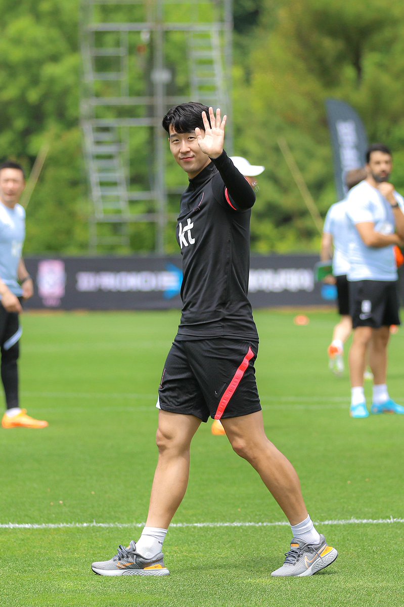 WandererKor's tweet photo. 220611 파주NFC 오픈 트레이닝

사람이 어떻게 가오리?  •︠ ̫•︡

@Sonny7 #손흥민 #Sonny https://t.co/QRaGUafQca